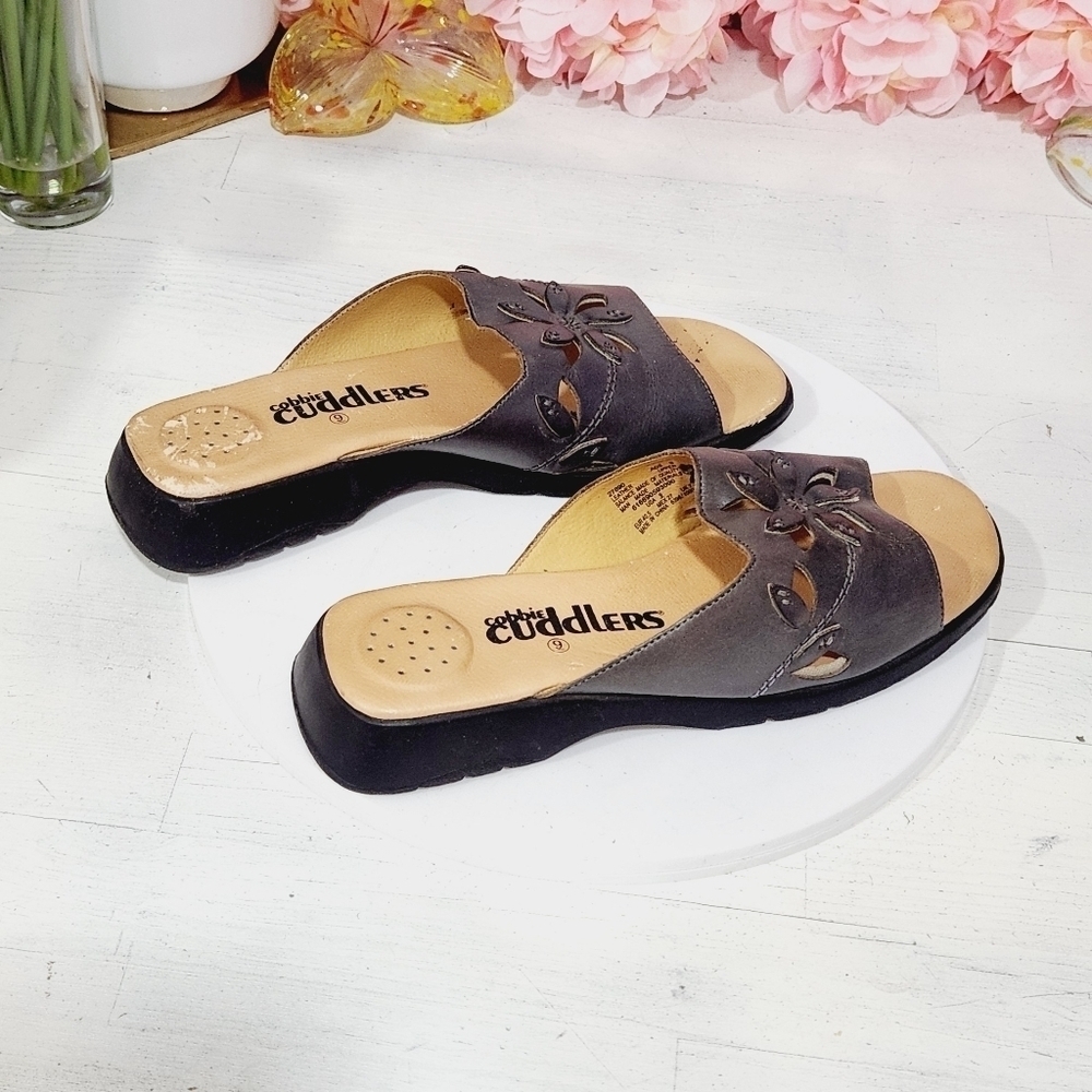 Cobbie Cuddlers Leather Floral Slip On Sandals Sized 9 - Picture 4 of 9
